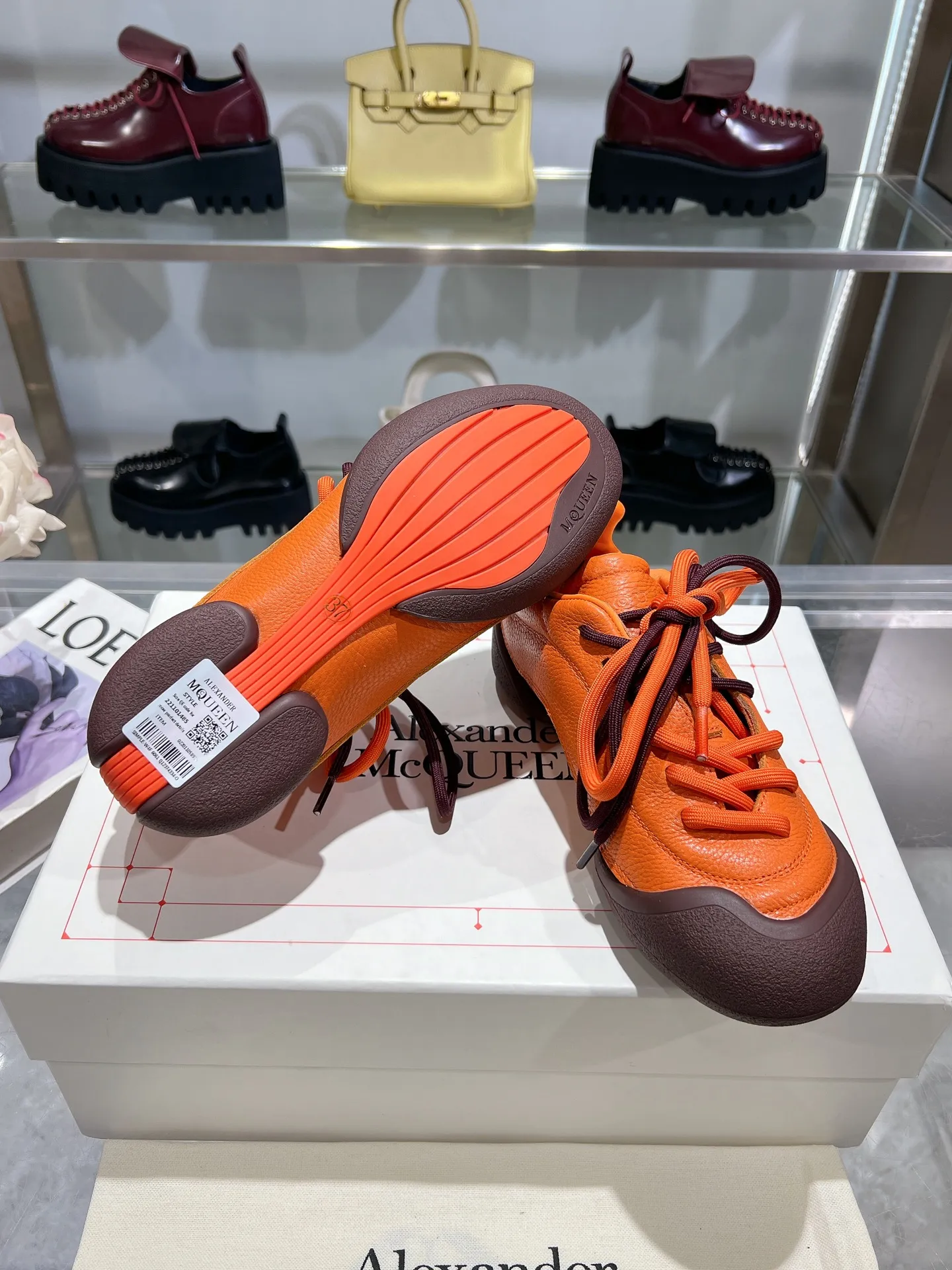 p580💰Couple model 𝐀𝐥𝐞𝐱𝐚𝐧𝐝𝐞𝐫 𝐌𝐜𝐐𝐮𝐞𝐞𝐧#/Alexander McQueen’s latest Flexion series, retro, casual, sneakers, original purchase, development, production, this Flexion Off Low-top sneakers in white grained leather with varying sized laces and an anatomically inspired lightweight segmented sole. The reverse skull pattern is embossed on the heel. Fabric: Original customized imported first-layer cowhide. Lining: Customized imported breathable mesh lining. Sole: Original open-molded non-slip TPU material. Bottom thickness: 2CM. Size: #Female size 35-40 (40 customized, non-refundable) #Men’s code 39-45 (45 customized, non-refundable)